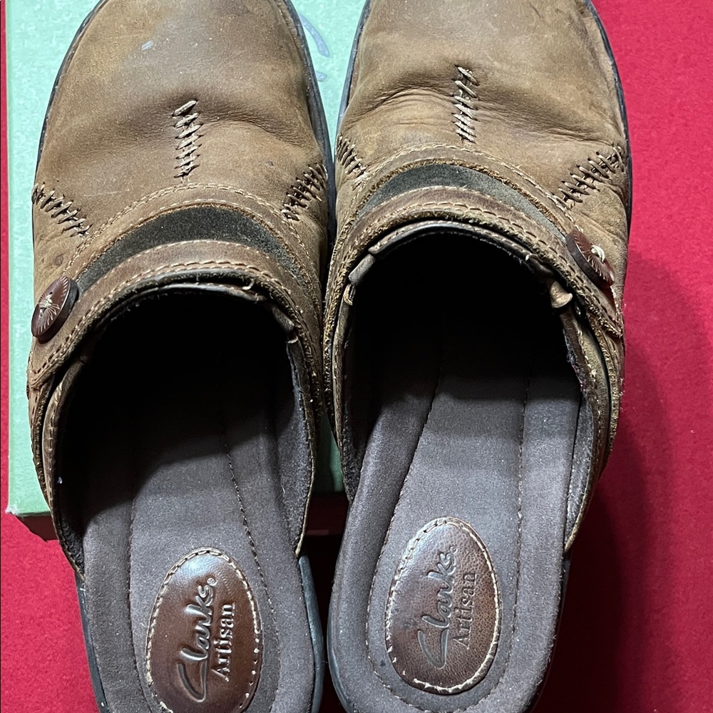 Clarks women’s Tan mules